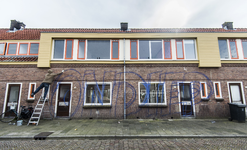 909488 Afbeelding van het aanbrengen van de graffiti Ondiep op de voor sloop bestemde huizen aan de Aardbeistraat te Utrecht.